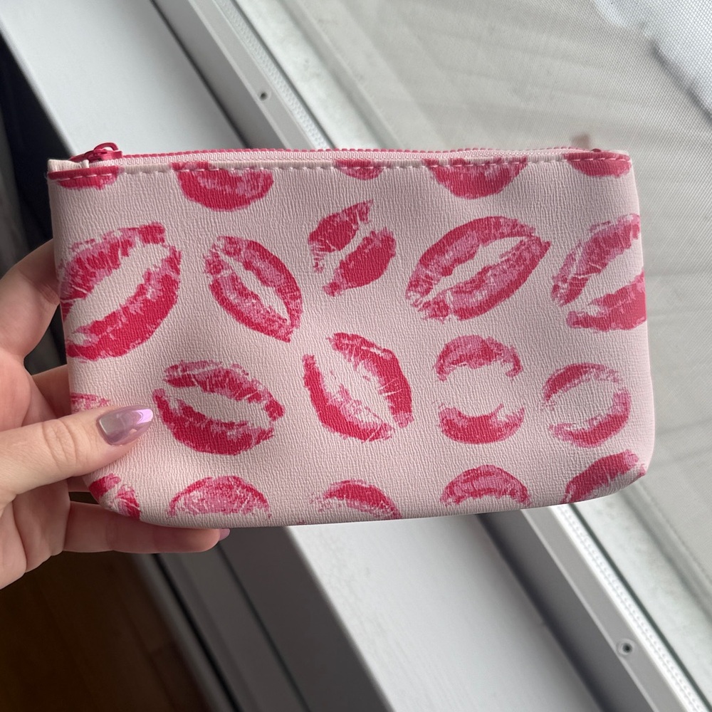 Ipsy kiss lips bag 💋